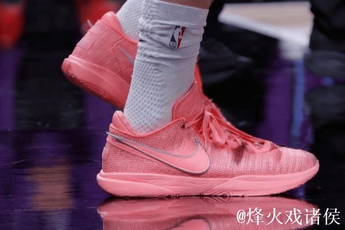 篮板嗅觉敏锐！马尔卡宁穿着粉色Lebron20，得到33分16篮板